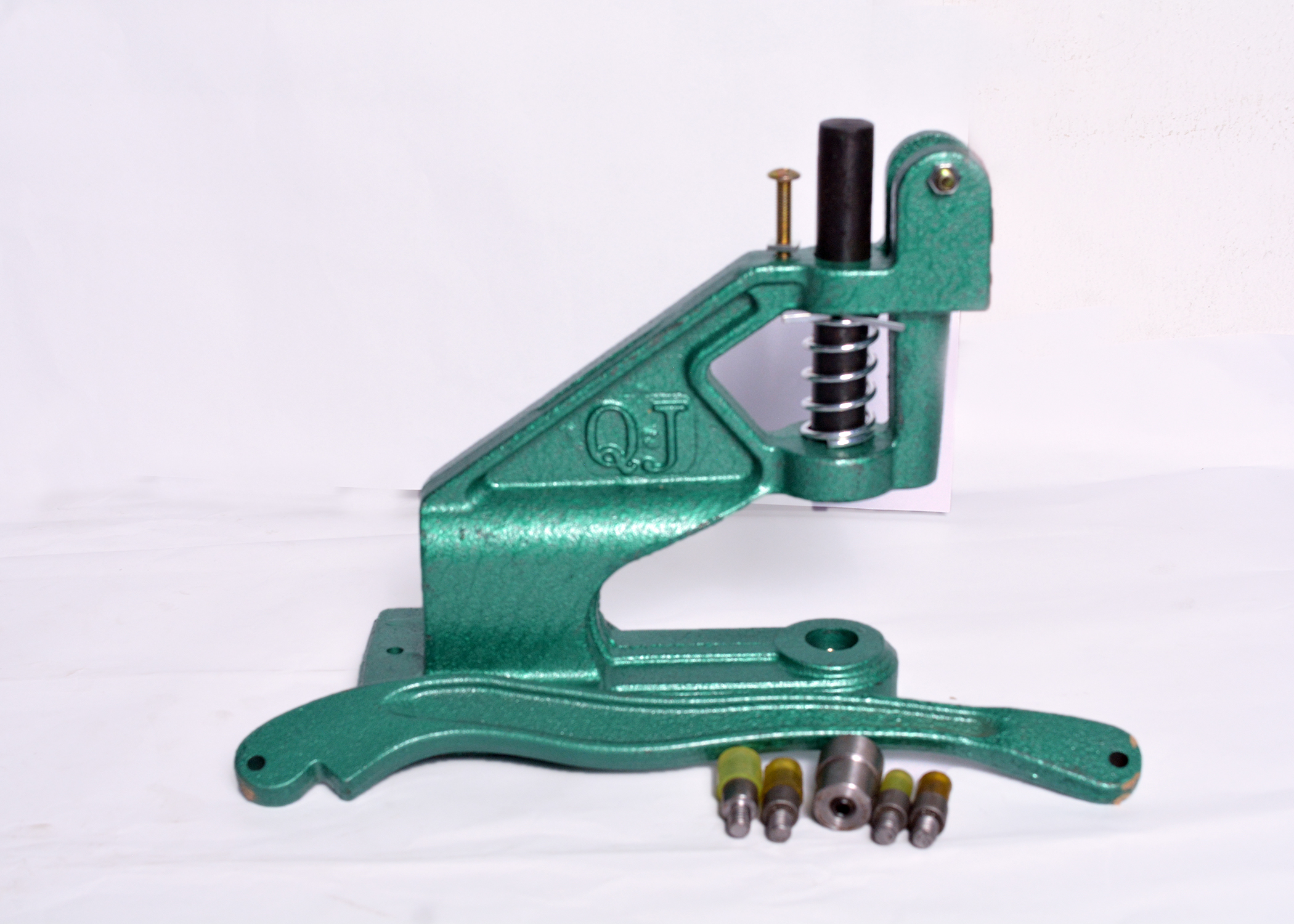 RIVERT MACHINE WITH PEARL DICE