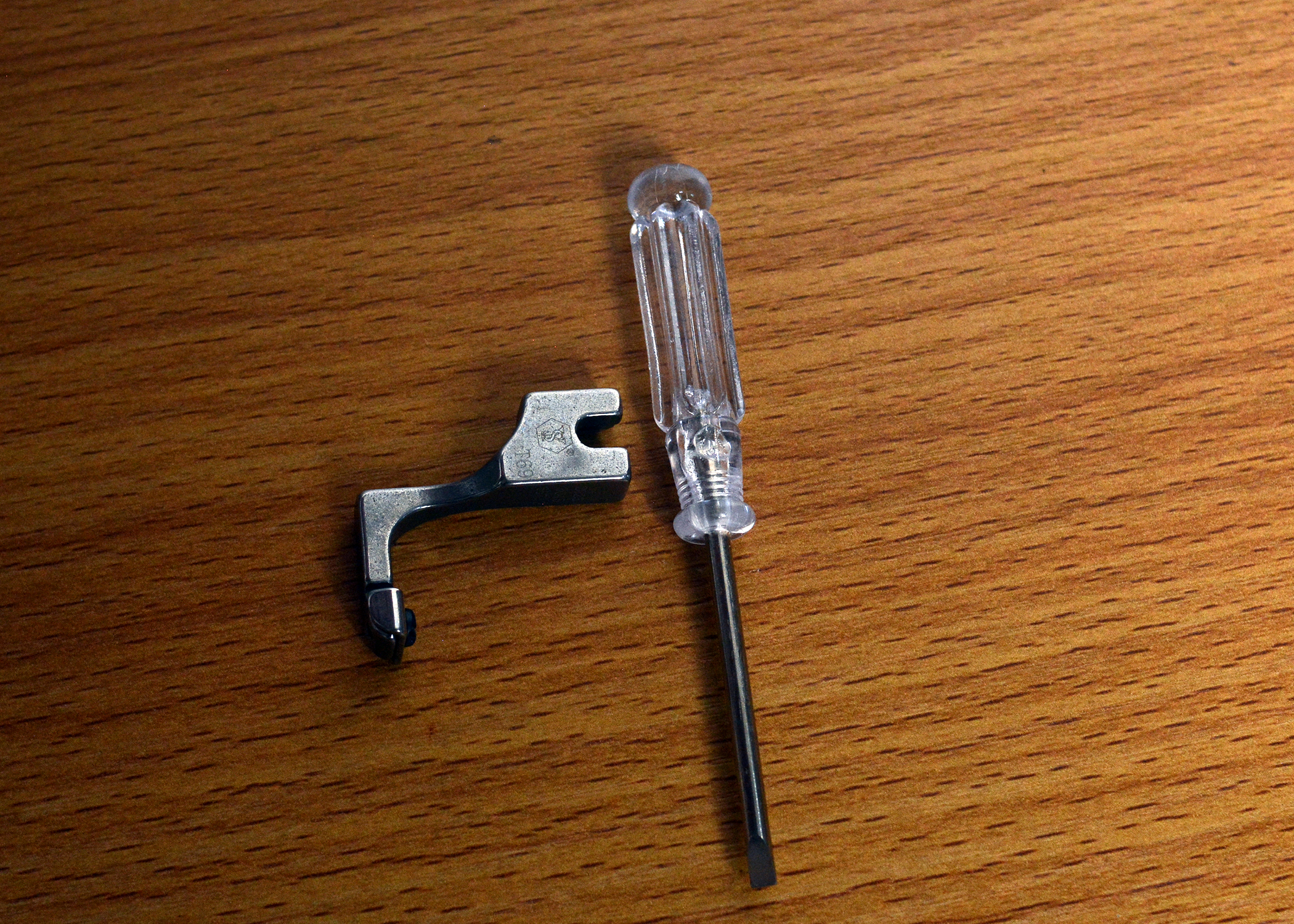 Zipper Foot With Screw